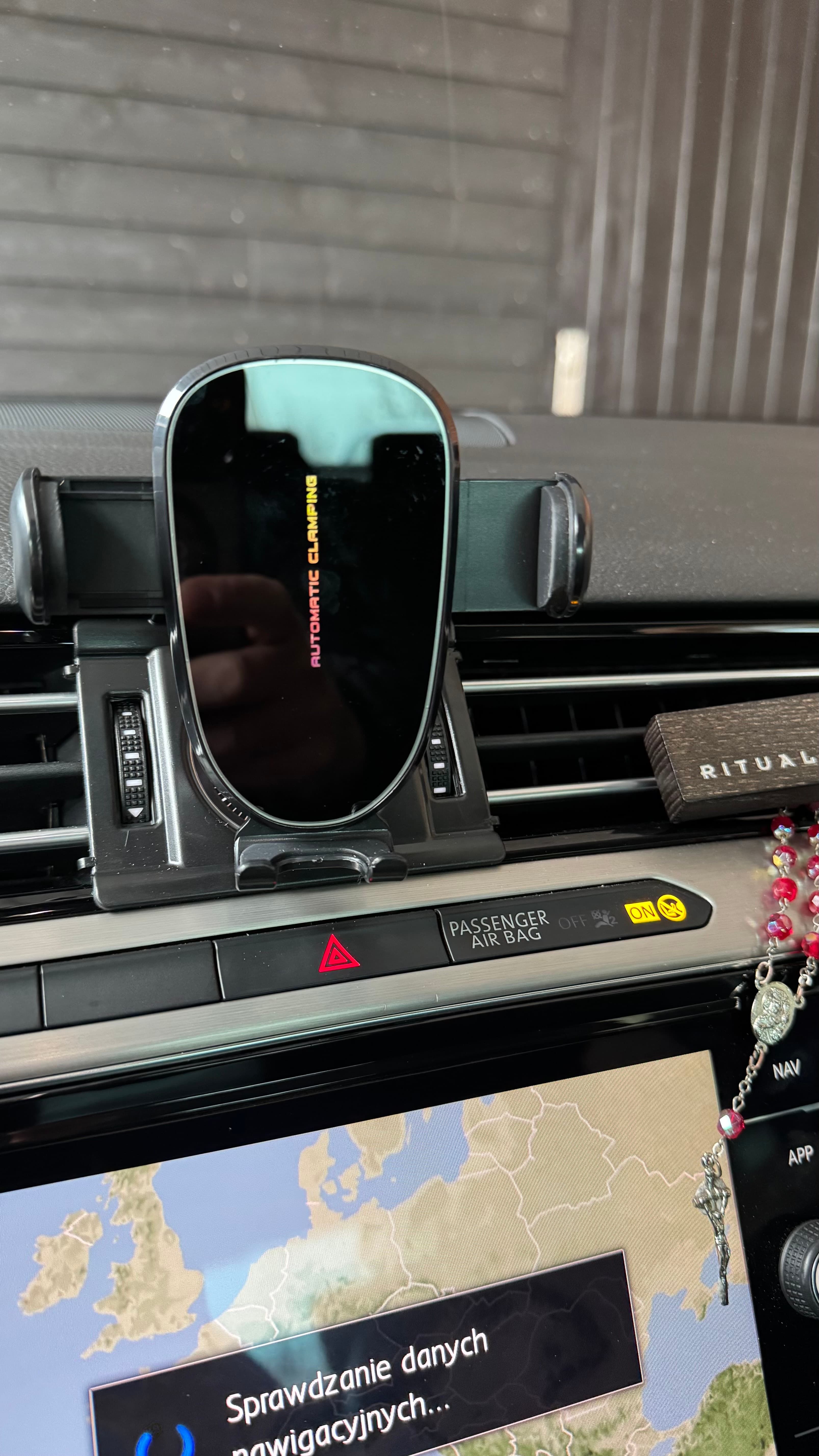 🔥         Bezpieczeństwo      🔥
🚗 Uchwyt samochodowy na telefon do Volkswagen Passat B8 (2014–2021)
📦 Dostawa: 5–10 dni roboczych
🚚 Kurier prosto pod drzwi